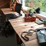birou rustic cu mobilier de lemn nefinisat fereastra mare