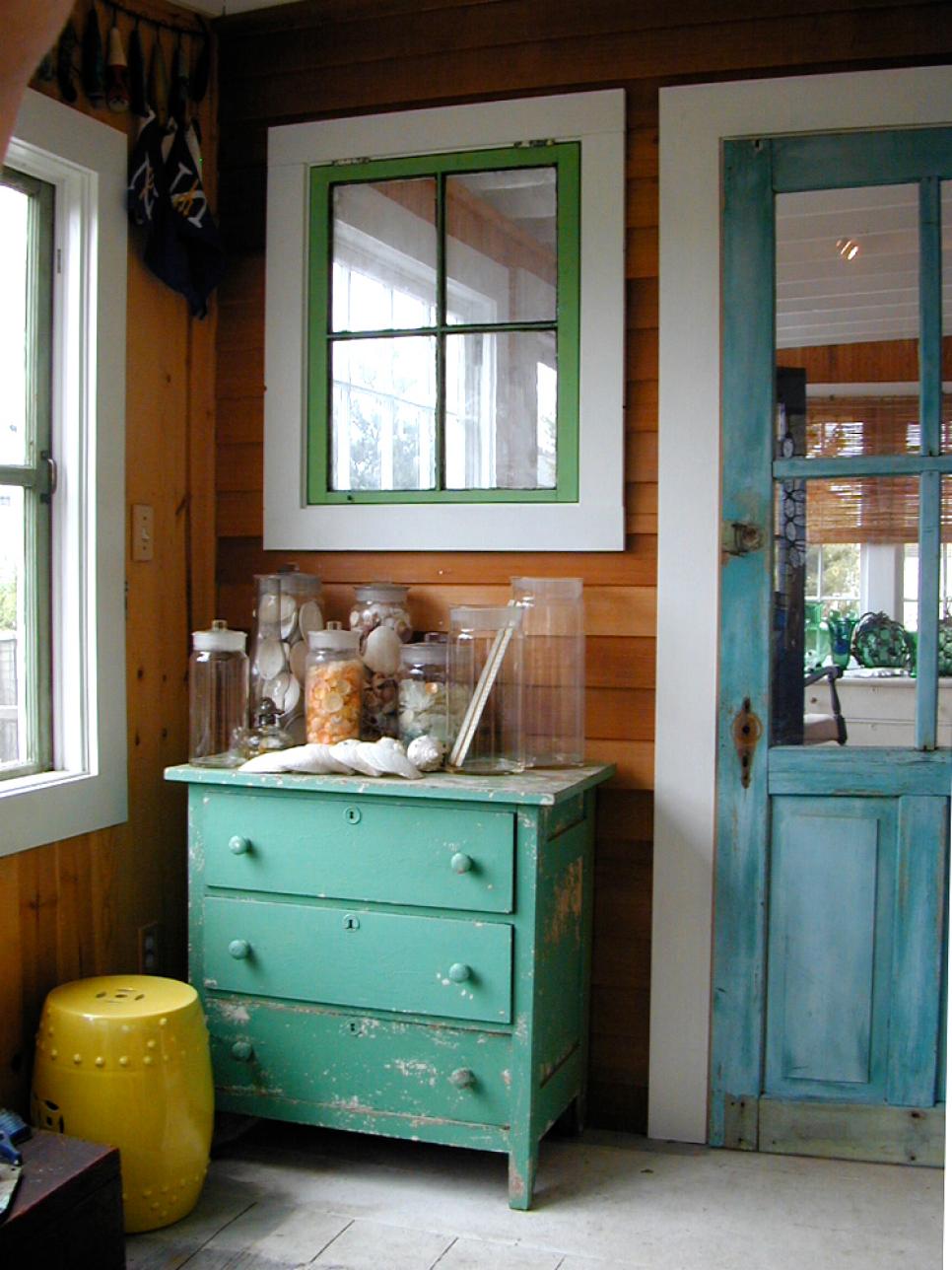 interior rustic cu mobilier de lemn vechi colorat usa albastra dulap verde