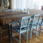 masa mare dreptunghiulara rustica de lemn cu scaune albastre si maro